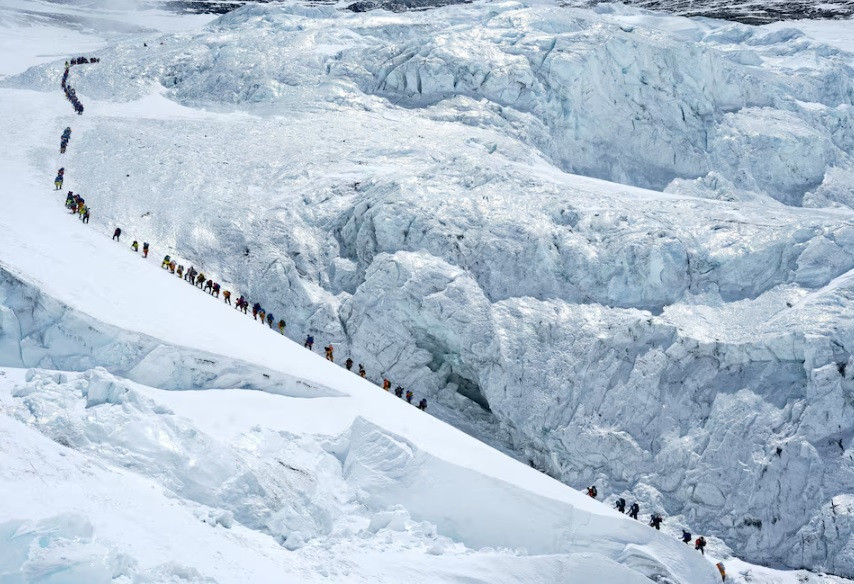Rekordnih 274 planinara osvojilo Mount Everest u jednom danu
