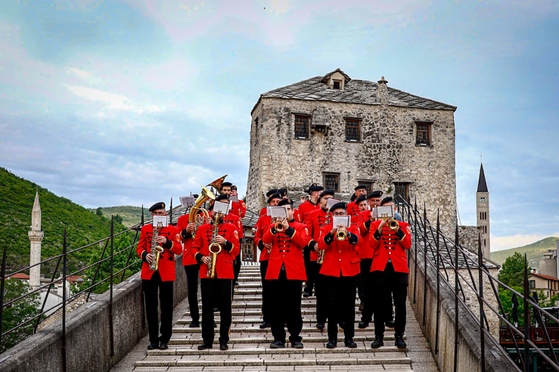 Mostar: buđenje muzikom, pa grah na šetalištu