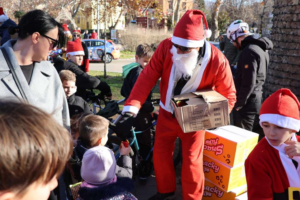 Veliki broj Djedova Božićnjaka na biciklima prodefilovao mostarskim ulicama i obradovao najmlađe poklonima