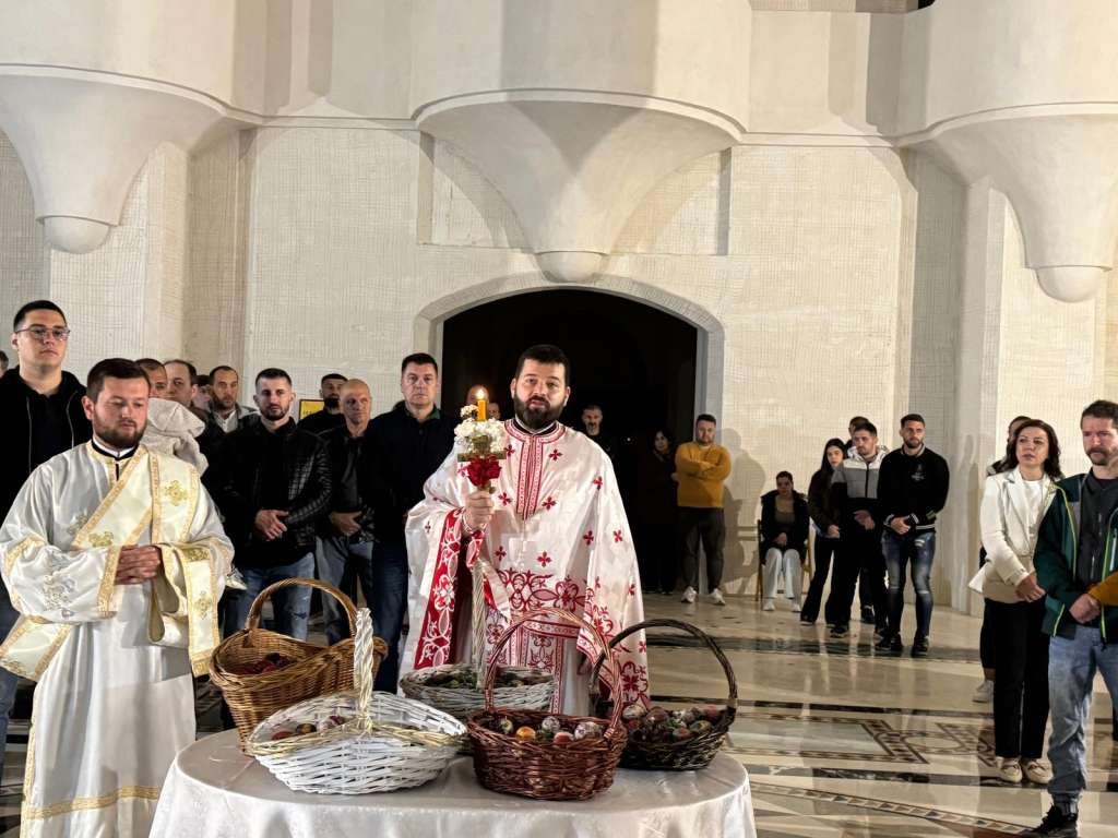 Velik broj vjernika proslavio Vaskrs u mostarskoj Sabornoj crkvi