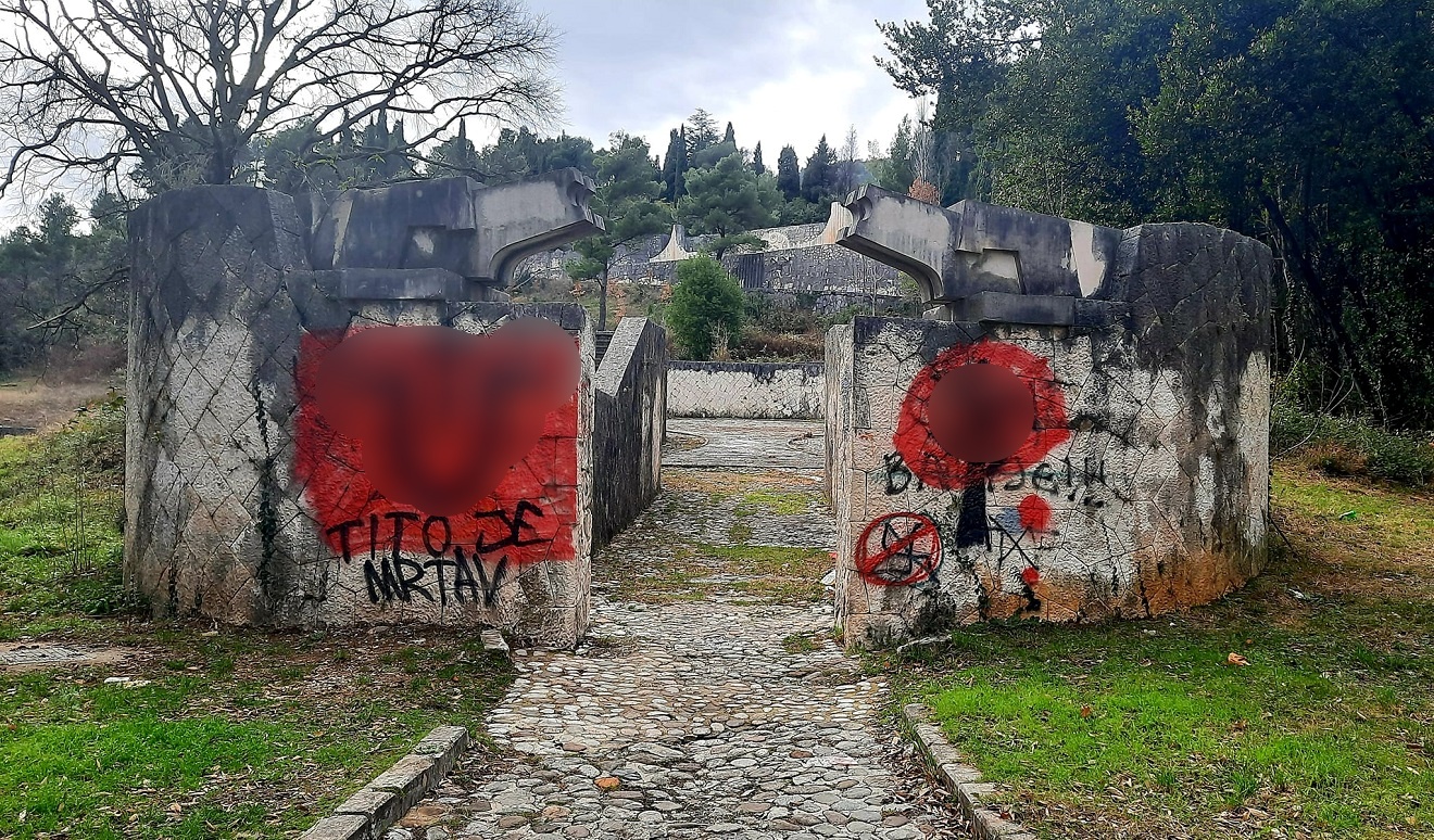 Osvanuli fašistički simboli na Partizanskom groblju u Mostaru i poruka 'Tito je mrtav'