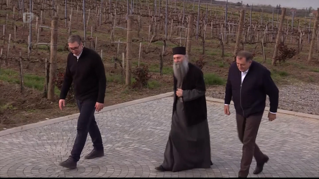 Negatori pod Vučićevom 'trobojkom'