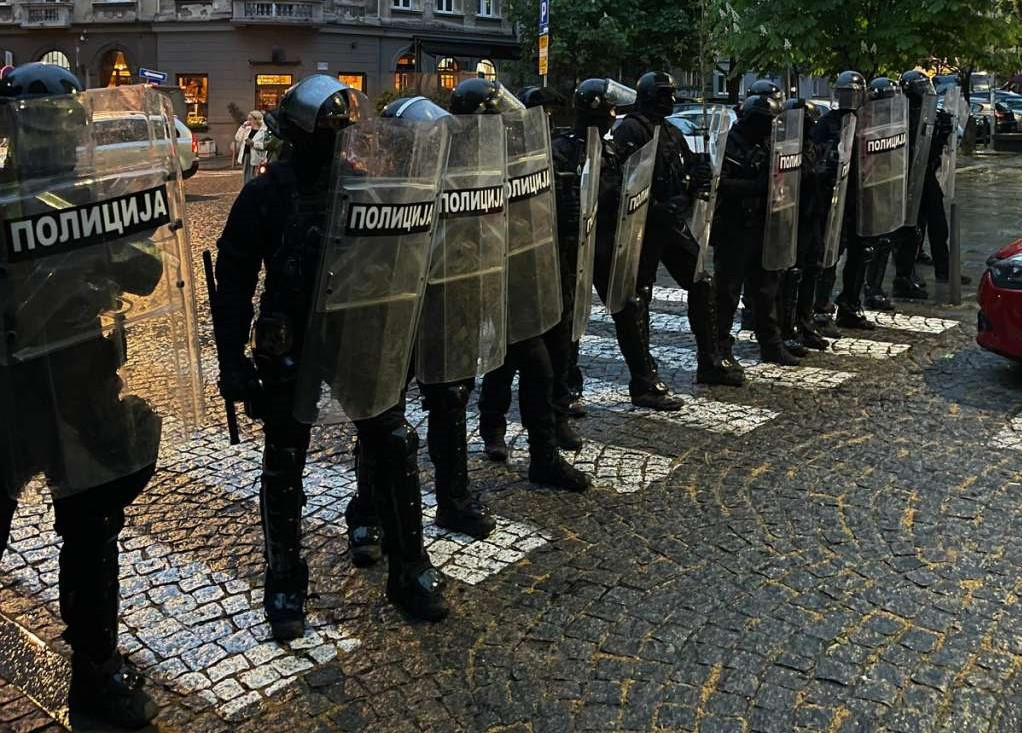 MUP Srbije: Povrijeđeno šest policajaca, privedeno 56 osoba