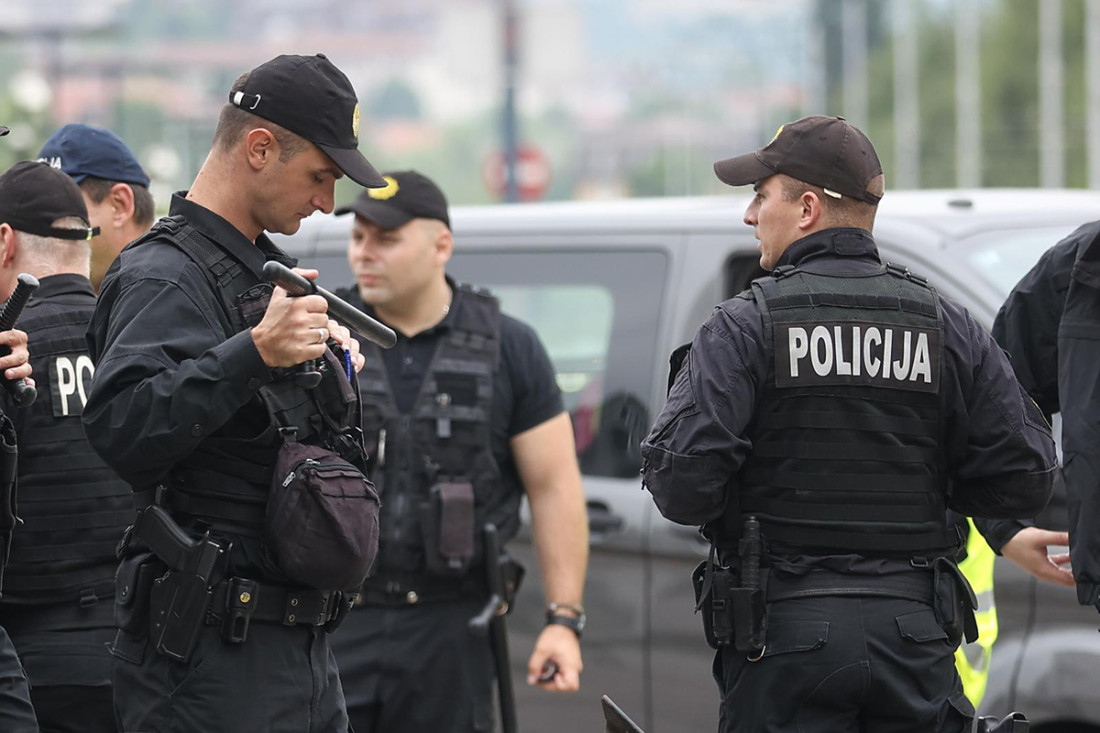 U požaru izgorio "mercedes", dva vozila oštećena