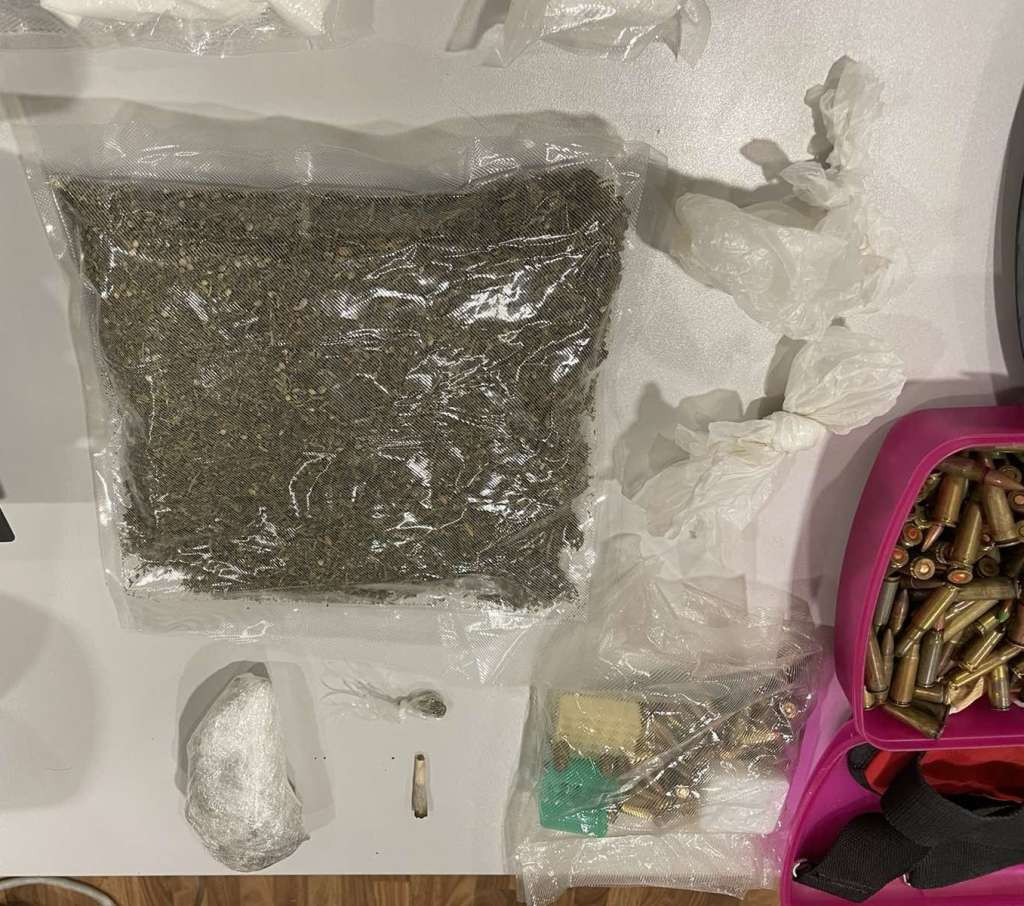 MUP KS: Uhapšena tri muškarca, pronađena droga i oružje