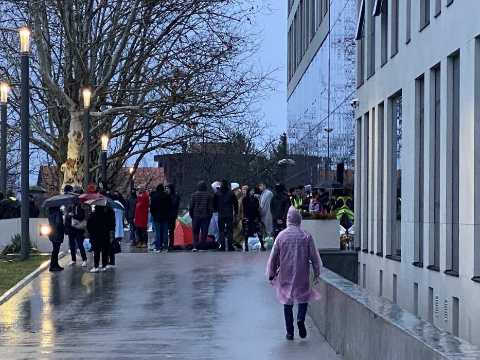 Studenti blokirali ulaz zaposlenima na RTS-u, policija ih opet tukla