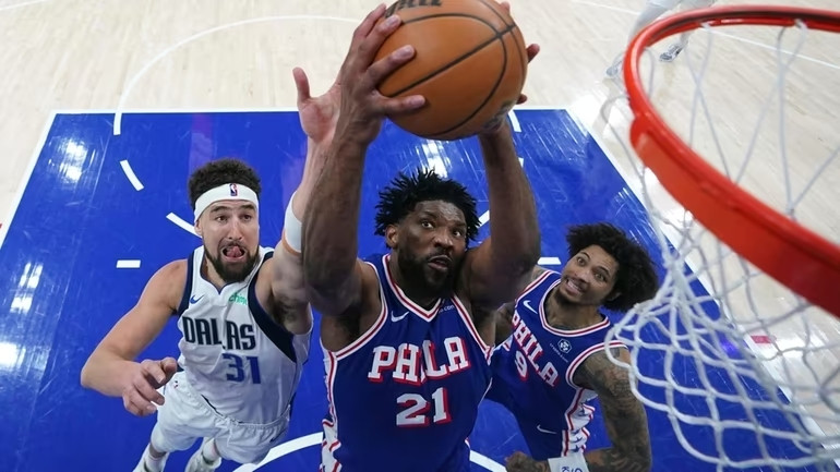 U povratničkom susretu Embiida 76-ersi savladali Maverickse