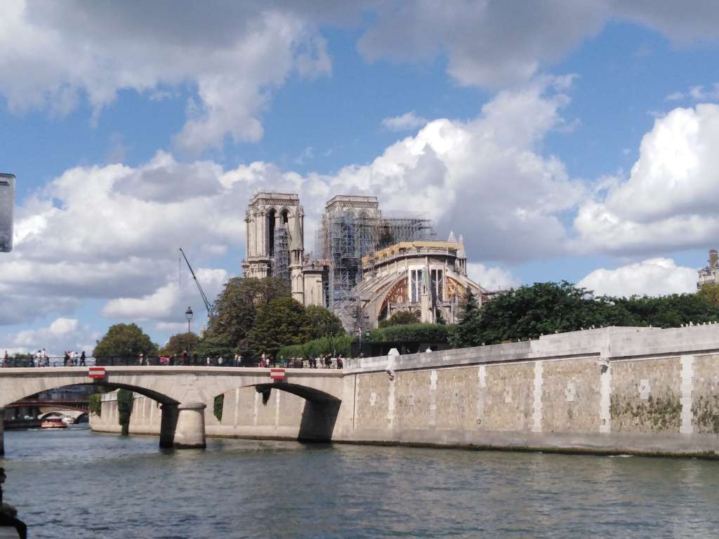 Otkrivene drevne grobnice u pariskoj katedrali Notre Dame