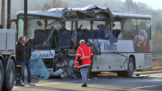 Sudar autobusa kod Beograda: Dvije osobe poginule, veliki broj povrijeđenih