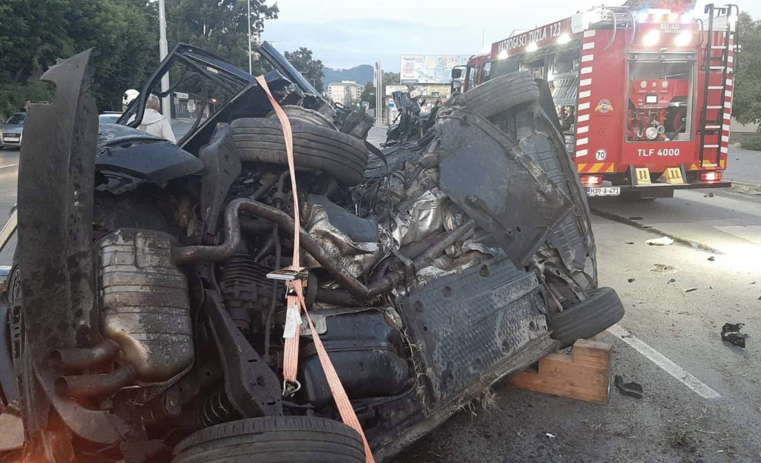 U teškoj nesreći u Tuzli poginuo 22-godišnjak, šest osoba povrijeđeno
