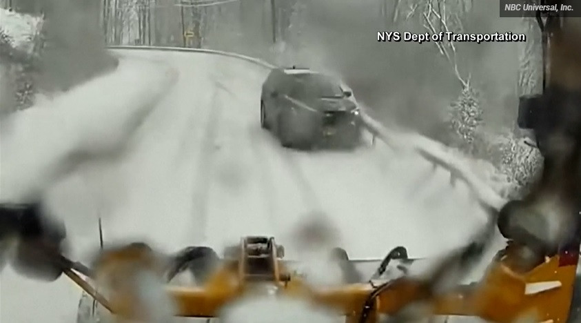 Kamera snimila sudar grtalice za snijeg i automobila u New Yorku