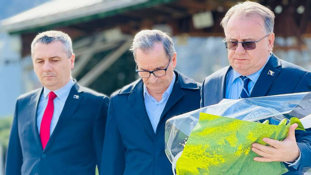 Delegacija Vlade FBiH uoči Dana nezavisnosti BiH odala počast žrtvama i potvrdila trajnu podršku Srebrenici