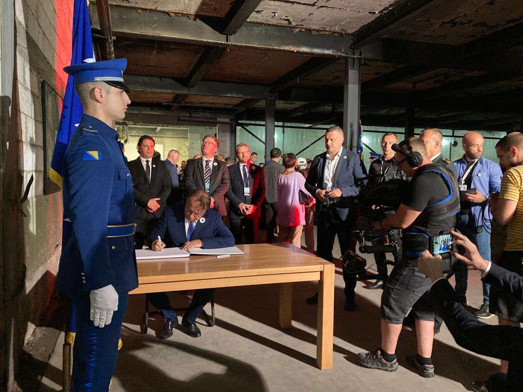 Premijer Nikšić s delegacijom Vlade Federacije BiH u Potočarima