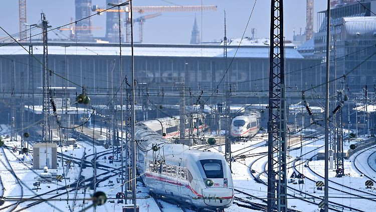 Obilne snježne padavine i ledena kiša uzrokuju otkazivanje letova širom Njemačke