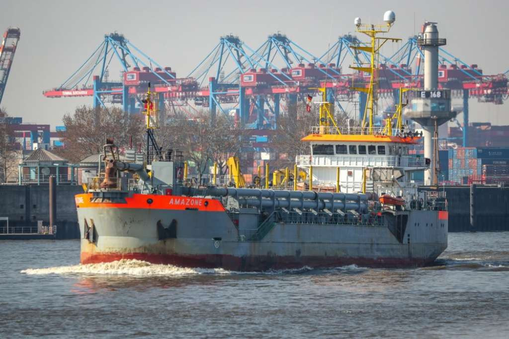 U sudaru teretnog broda i trajekta u luci Hamburg povrijeđeno jedanaest osoba