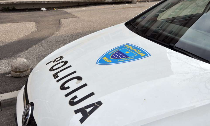 Oštećena i polomljena spomen obilježja poginulim hrvatskim braniteljima u Ravnom