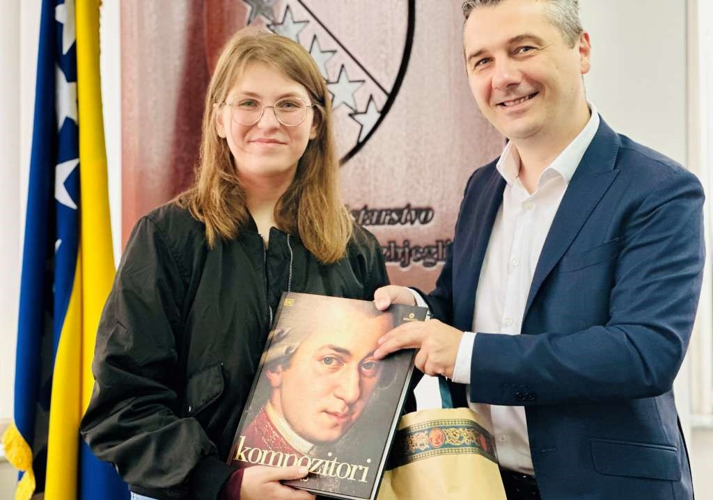Učenicu generacije iz povratničkog mjesta Križevići primio ministar Dizdar