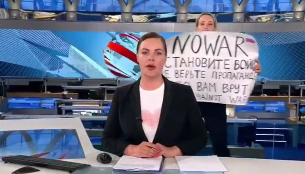 Ruski sud novčano kaznio novinarku koja je prekinula program s antiratnim transparentom
