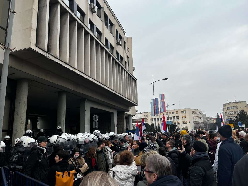 Novi Sad: Policija odgurivala demonstrante ispred Skupštine