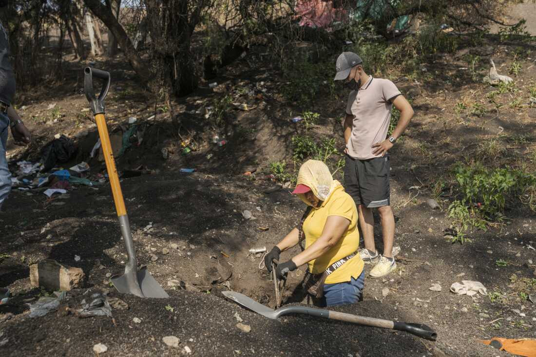 Meksiko: Ljudi nestale članove porodica traže na deponiji smeća
