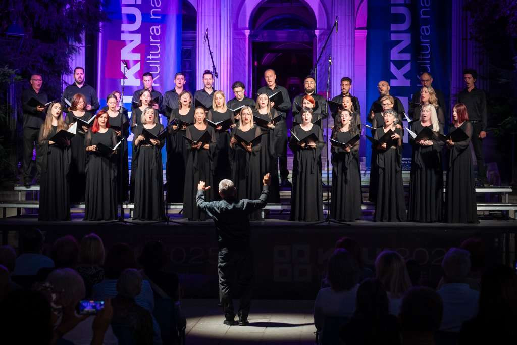 Na Pozorišnom Trgu Susan Sontag izveden koncert Kamernog mješovitog hora KUD 'Lola'