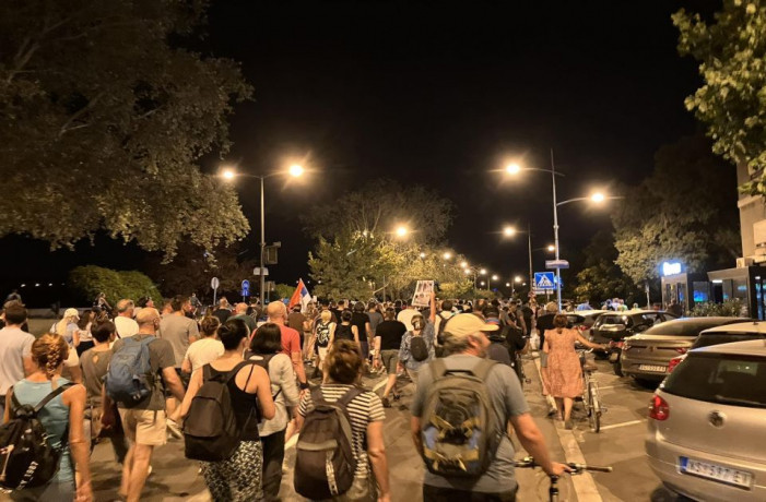 Novi Sad: Polomljena stakla na sjedištima Pokreta socijalista i Srpske radikalne stranke