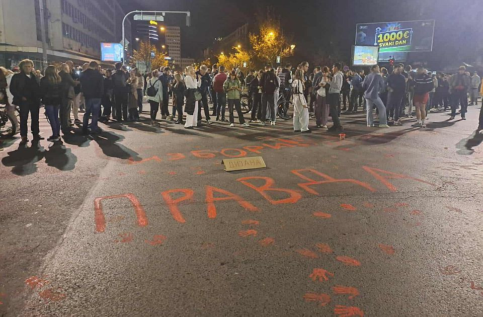 Novosađani ostavljaju crvene otiske šaka ispred prostorija BIA-e i SNS-a