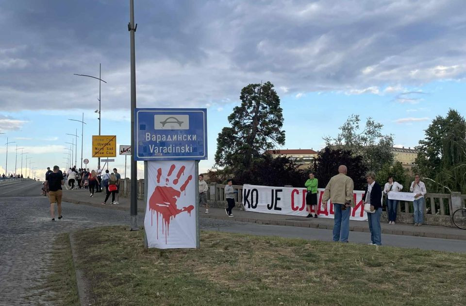 Srbija: Građani blokirali Varadinski most uoči festivala Exit: 'Oslobodite odmah studente'