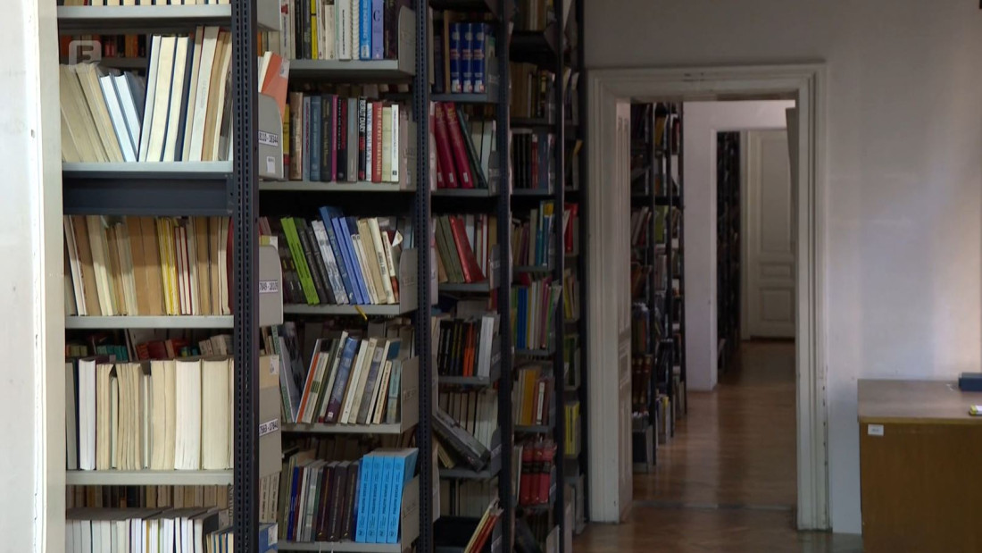 Okupljanje ispred Nacionalne i univerzitetske biblioteke - u znak protesta čitaju knjige