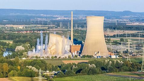 Srušeni rashladni tornjevi bivše nuklearne elektrane u Bavarskoj