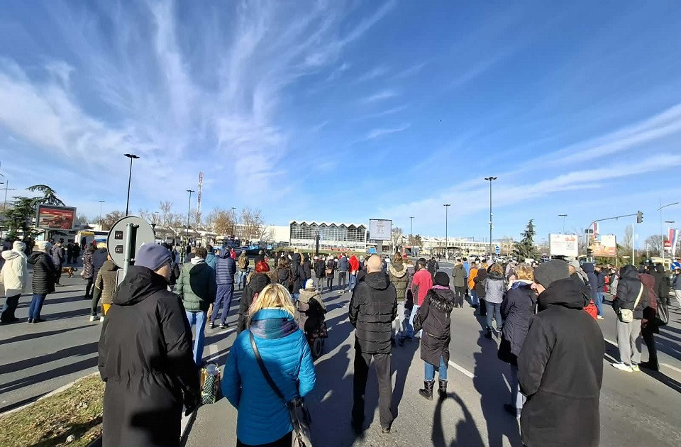 Novosadjani 16-minutnom tišinom obilježili 16 mjeseci od smrti 16 osoba padom nadstrešnice