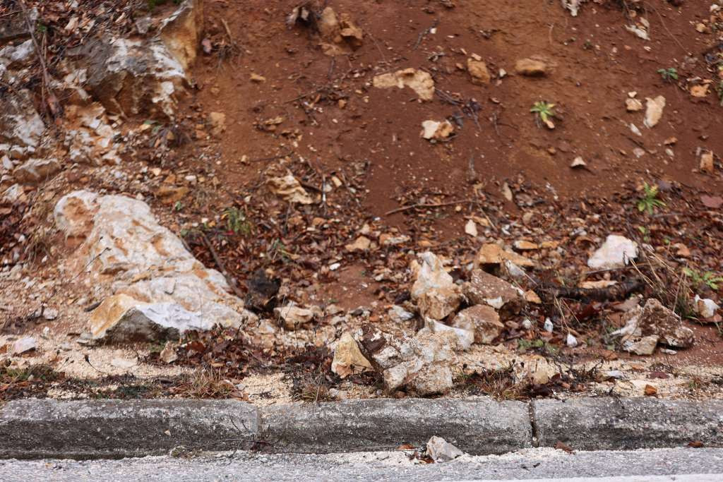 Oprez zbog učestalih odrona na kolovoz