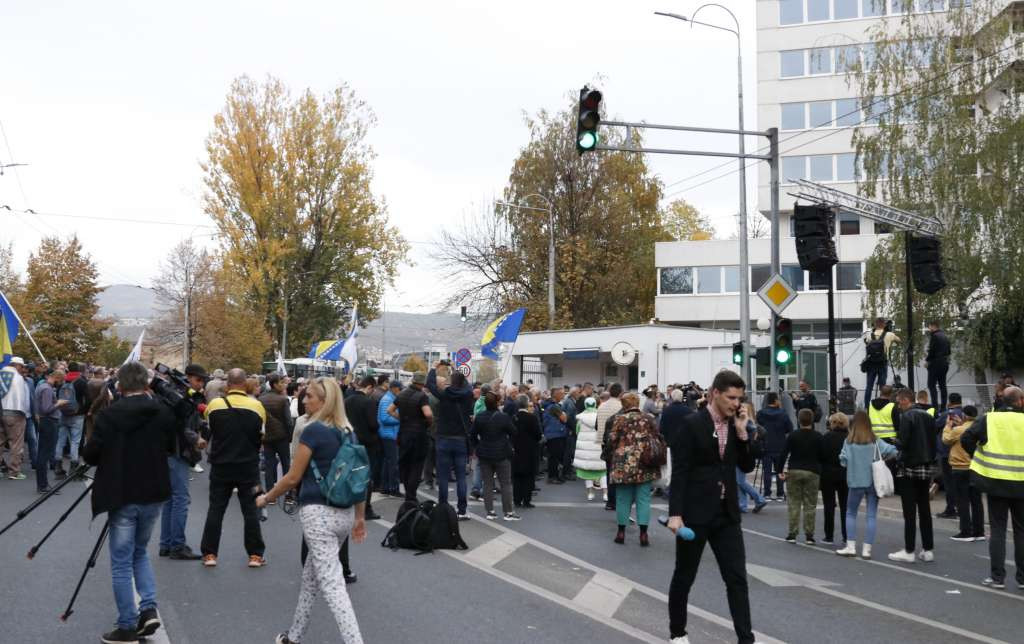 Obustava saobraćaja zbog održavanja mirnih protesta ispred zgrade OHR-a