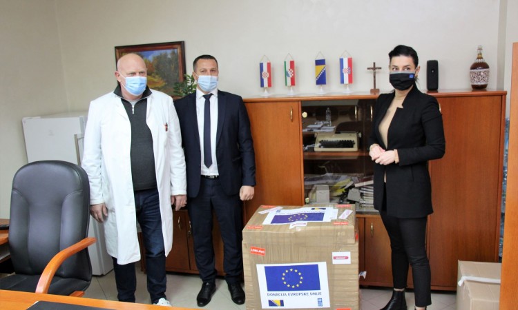 Kantonalnoj bolnici Orašje doniran PCR uređaj