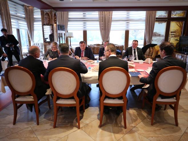 Završen sastanak Viktora Orbana i Milorada Dodika