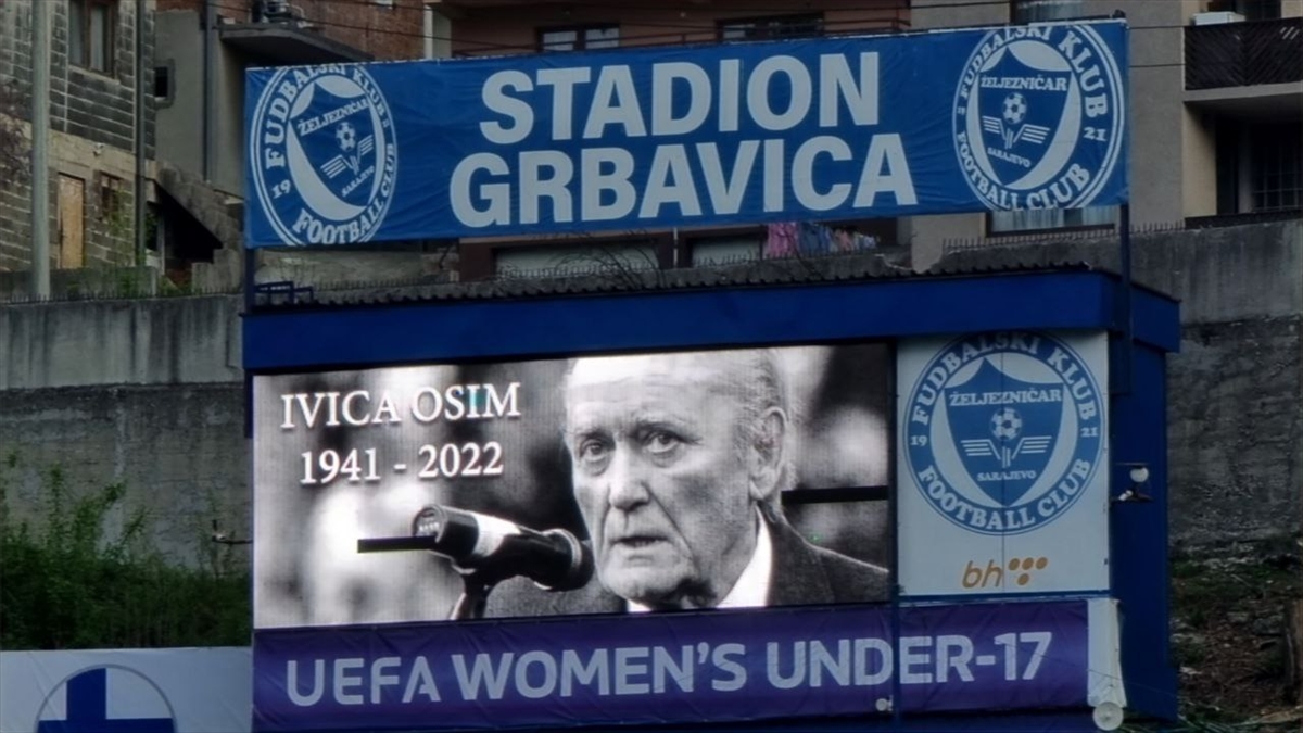 Otvorene kapije stadiona Grbavica, navijači odaju počast Ivici Osimu