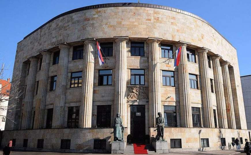 Policajci s dugim cijevima pred Palatom RS