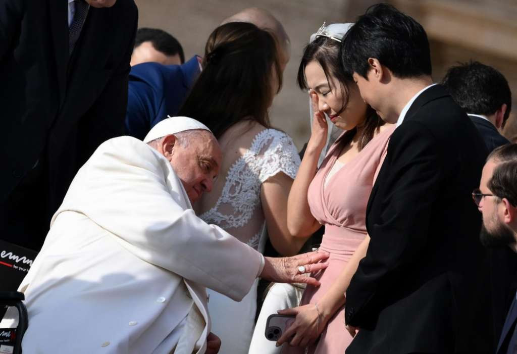 Papa Franjo: Svećenici trebaju izbjegavati duge propovijedi