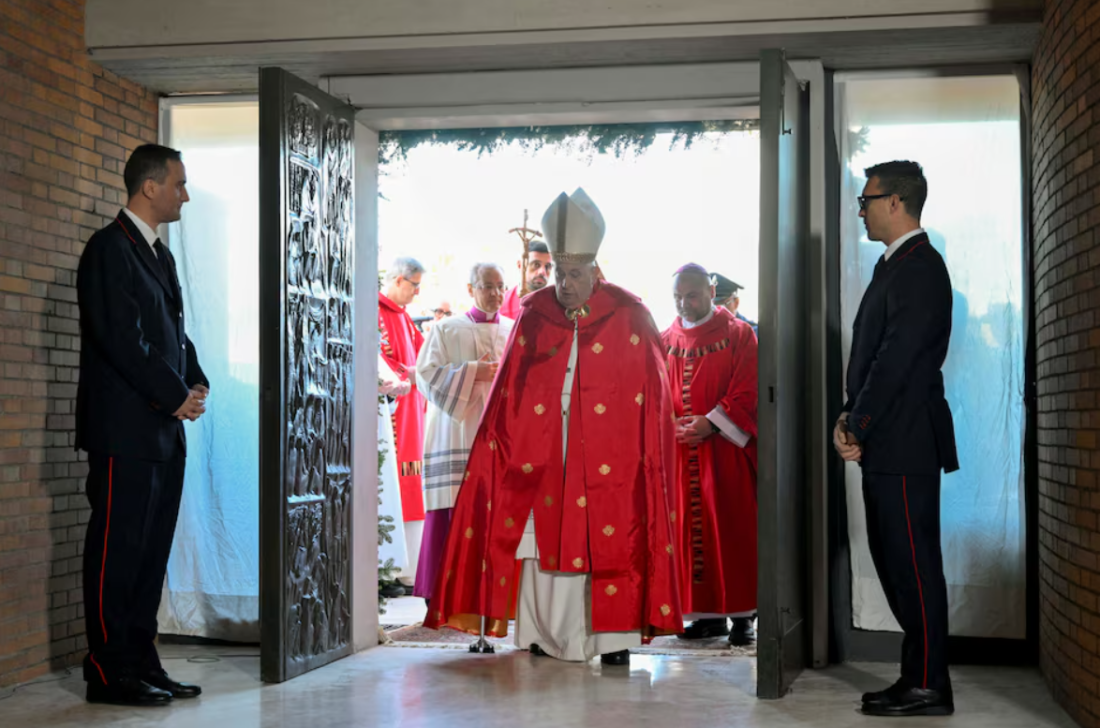 Papa Franjo otvorio 'sveta vrata' u jednom od najvećih zatvora u Italiji