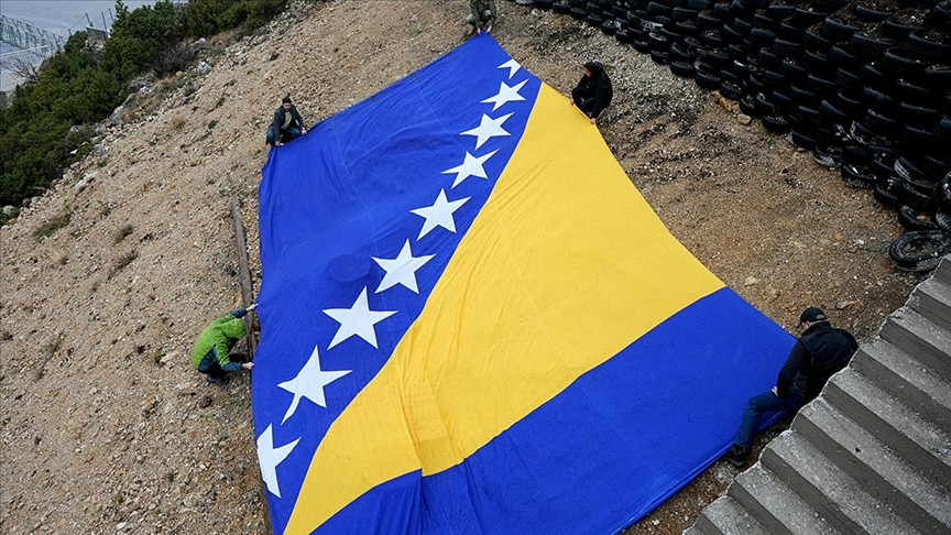 Velika zastava Bosne i Hercegovine vijori se iznad Mostara