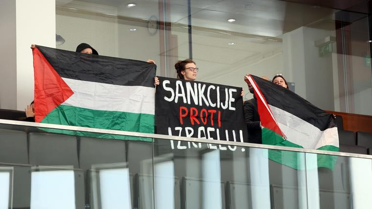 Uz povike podrške Palestini i zahtjev za sankcije Izraelu privremeno prekinuta sjednica parlamenta Slovenije