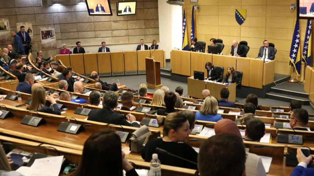 Prekinuta sjednica Predstavničkog doma Parlamenta FBiH, potvrđen zastupnički mandat Franki Leko