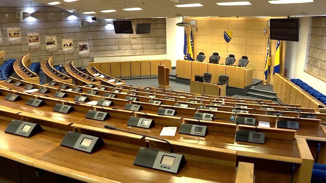 Klupe ostale prazne: Privremene nesuglasice ili blokade i trgovina pozicijama?
