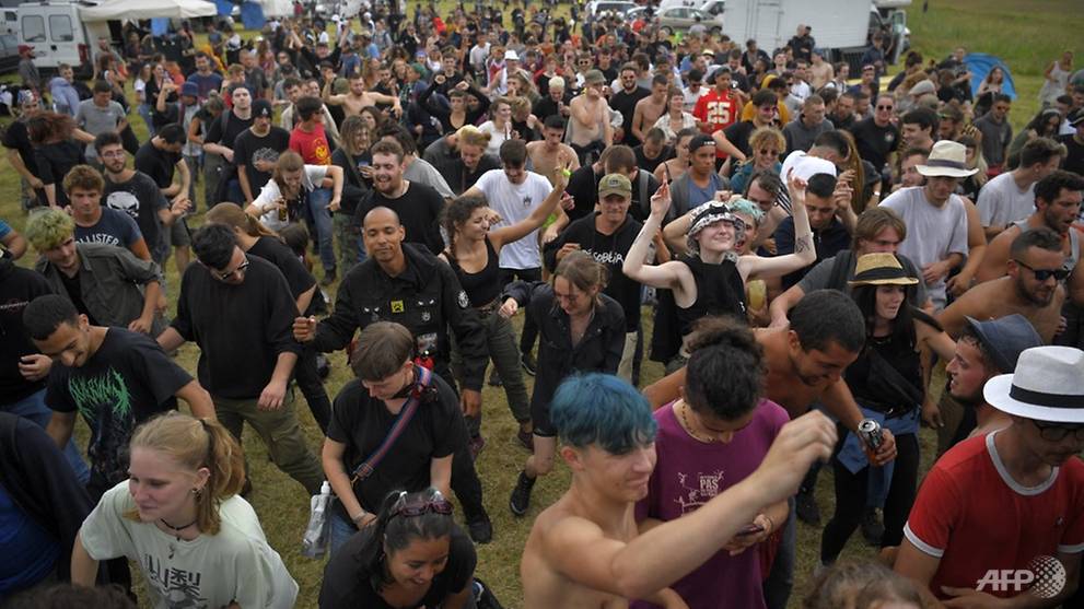 Francuska: Mladić ostao bez ruke, nekoliko osoba povrijeđeno u sukobu sa policijom na rave zabavi