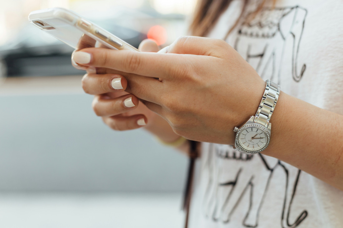 Češka zabranjuje mobilne telefone u školama od septembra 2027.