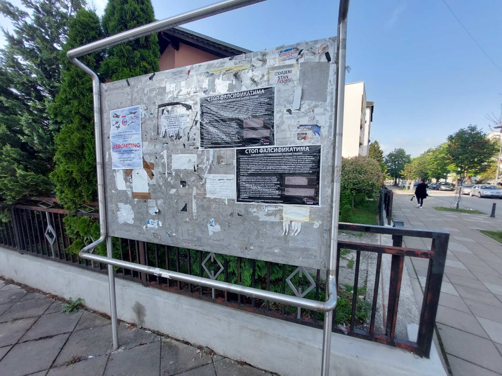 „Samopoštovanje“ na plakatima negira postojanje obilježavanja bijelim trakama