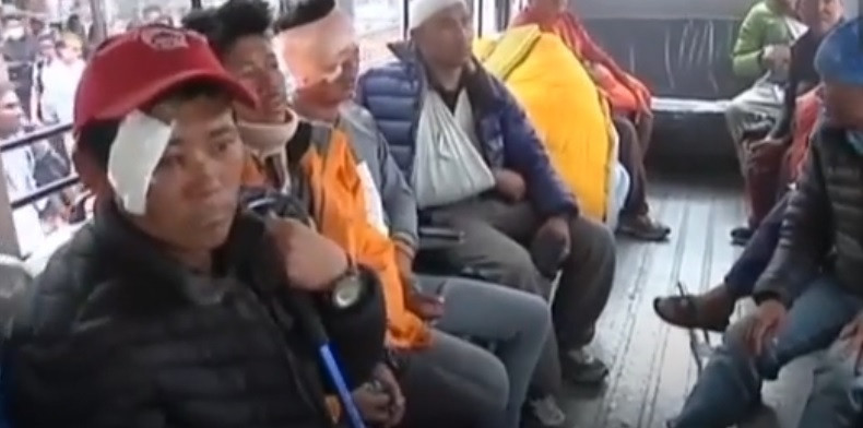 Nepal se bori sa snijegom i vjetrom kako bi došao do preživjelih nakon što je sedam penjača poginulo u lavini na Himalaji