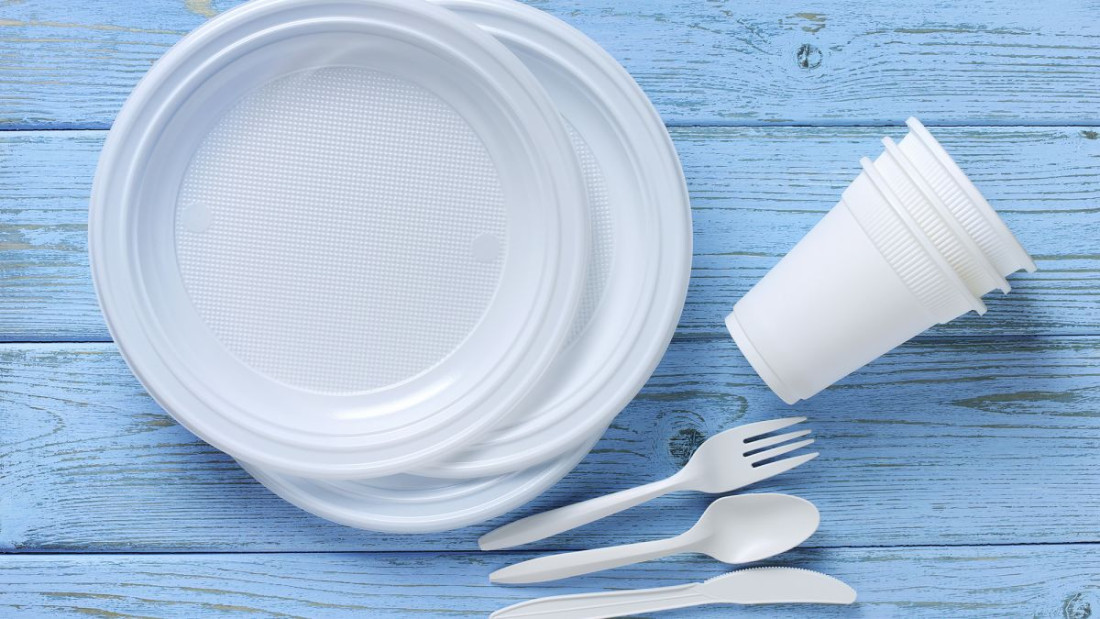 V.Britanija zabranjuje plastični pribor za jelo i tanjire za jednokratnu upotrebu