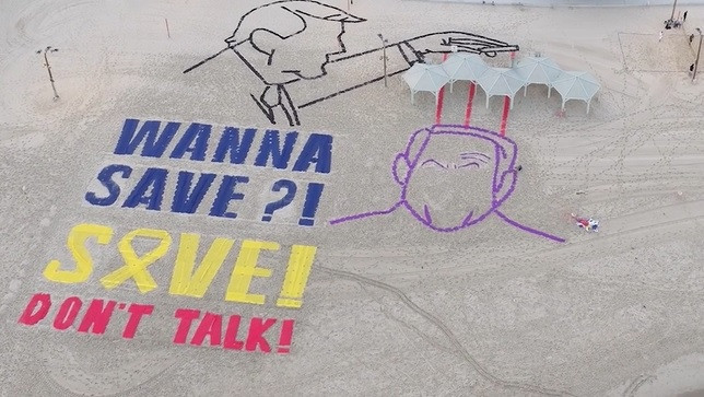 Izraelski aktivisti pozivaju na oslobađanje talaca porukom na plaži u blizini američke ambasade