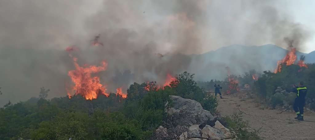 Požar na brdu kod Mostara još uvijek aktivan